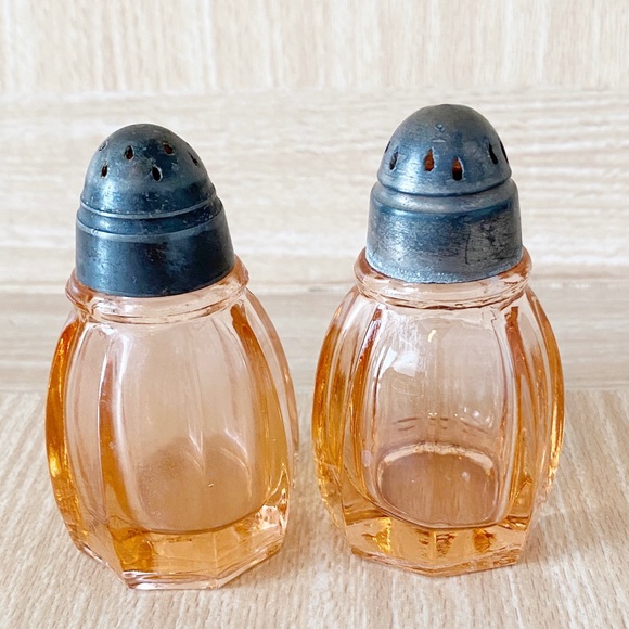 Antique Pink Depression Glass Salt & Pepper Shaker - Picture 8 of 15